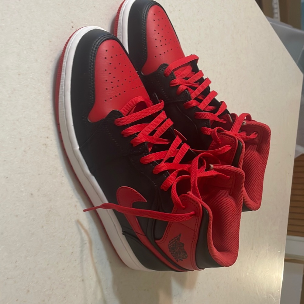 Jordan 1 mid